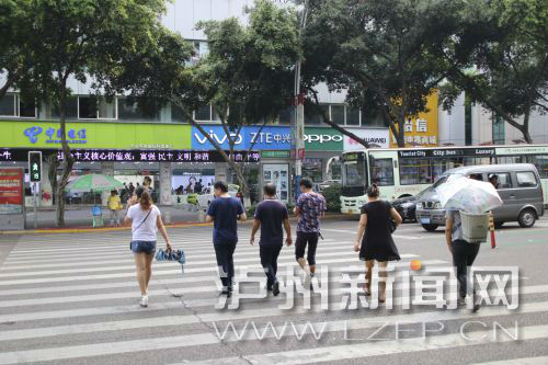 絕大多數(shù)市民都做到了自覺禮讓斑馬線，不橫穿馬路，不翻越欄桿，做到車讓人、人讓車